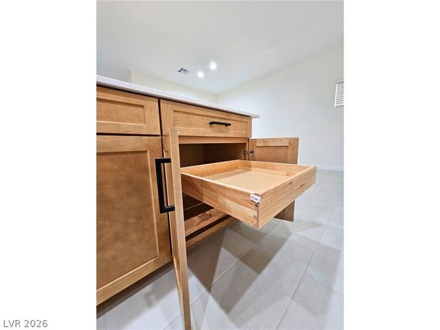 8476 Spirit Vale Avenue, Las Vegas, NV 89117