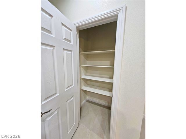 8476 Spirit Vale Avenue, Las Vegas, NV 89117