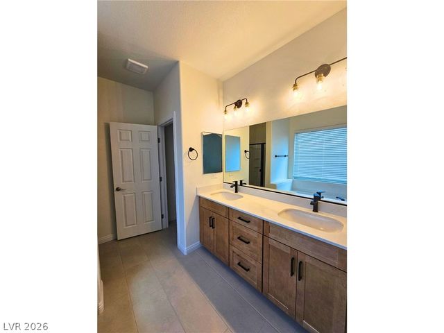 8476 Spirit Vale Avenue, Las Vegas, NV 89117