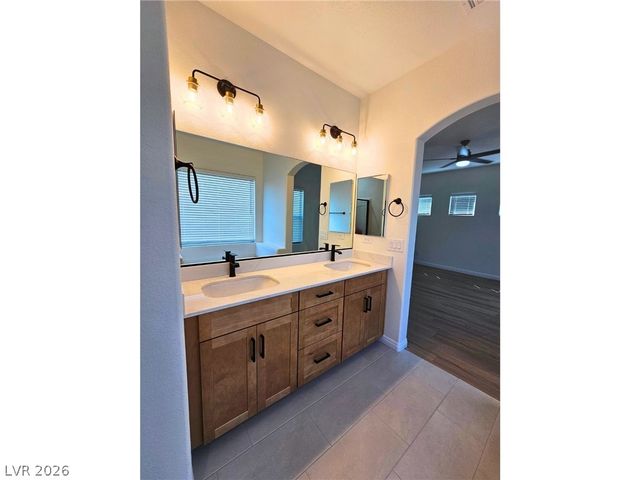 8476 Spirit Vale Avenue, Las Vegas, NV 89117