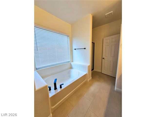 8476 Spirit Vale Avenue, Las Vegas, NV 89117