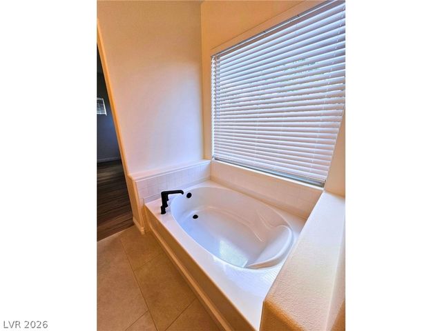 8476 Spirit Vale Avenue, Las Vegas, NV 89117