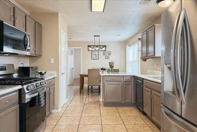 8408 Zydecko Avenue SW, Albuquerque, NM 87121