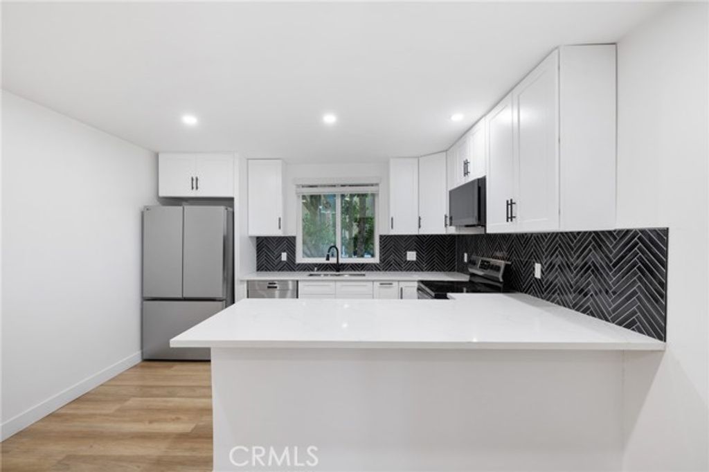 17000 Burbank Boulevard 201, Encino (los Angeles), CA 91316