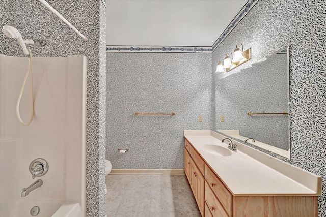 4825 Glen Ivy LN SW APT 105, Roanoke, VA 24018