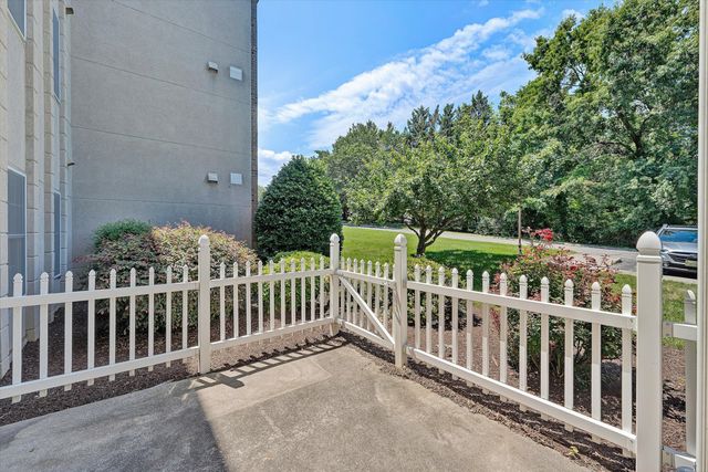 4825 Glen Ivy LN SW APT 105, Roanoke, VA 24018