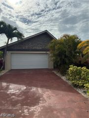 519 SE 20th CT, Cape Coral, FL 33990