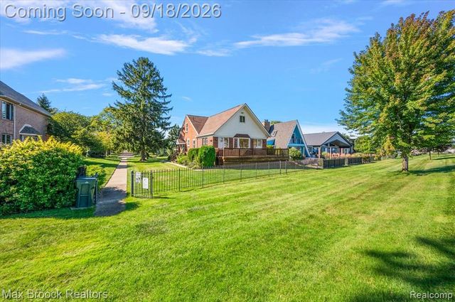 22665 Madison Street, Saint Clair Shores, MI 48081