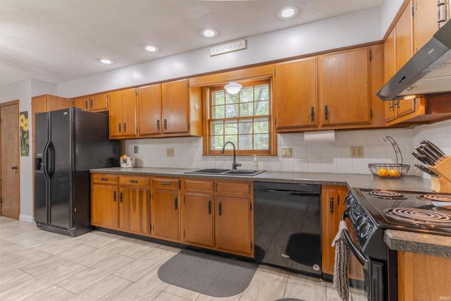 1220 Schenk Road, Evansville, IN 47720