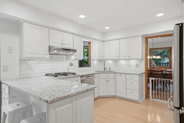 2400 Cavell Avenue N, Golden Valley, MN 55427