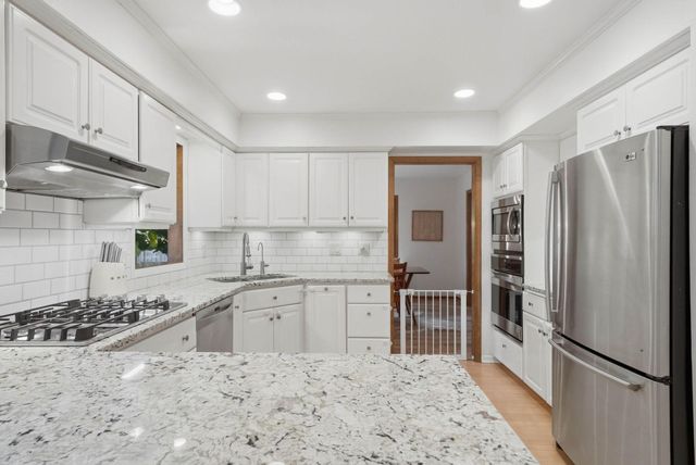 2400 Cavell Avenue N, Golden Valley, MN 55427