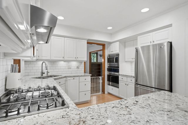 2400 Cavell Avenue N, Golden Valley, MN 55427