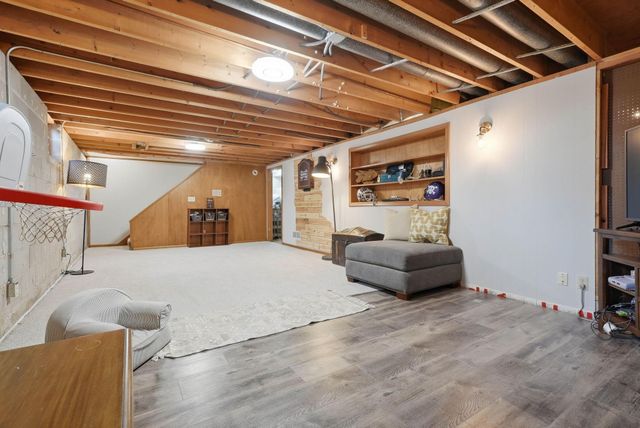 2400 Cavell Avenue N, Golden Valley, MN 55427
