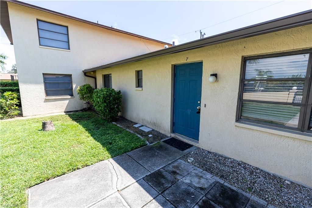 Image 16 of property listing at 1104 SE 8th ST 7, Cape Coral, FL 33990