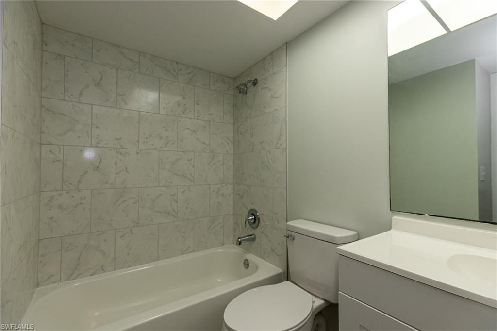 Image 8 of property listing at 1104 SE 8th ST 7, Cape Coral, FL 33990