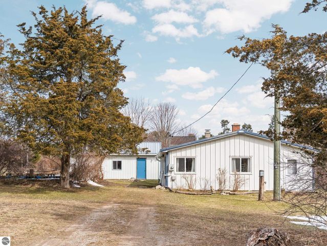 9125 Ayers Road, Williamsburg, MI 49690