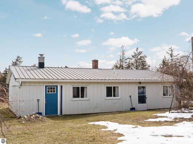 9125 Ayers Road, Williamsburg, MI 49690