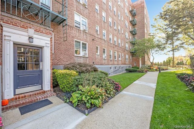 22 Mulford Place 2D, Hempstead, NY 11550