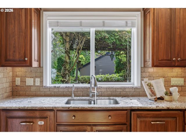 13643 Sw CHARLESTON Ln, Portland, OR 97224