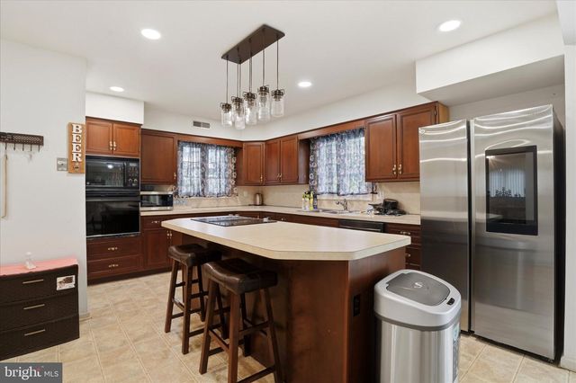 1103 CLOVER HILL DR, West Chester, PA 19382