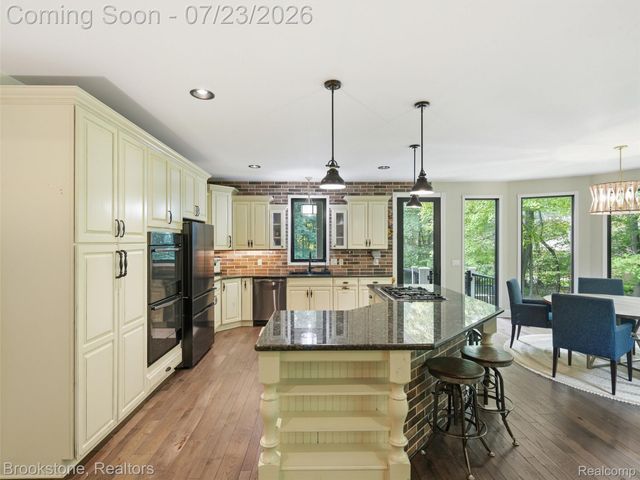 10218 Creekwood Trail, Springfield Charter Township, MI 48350