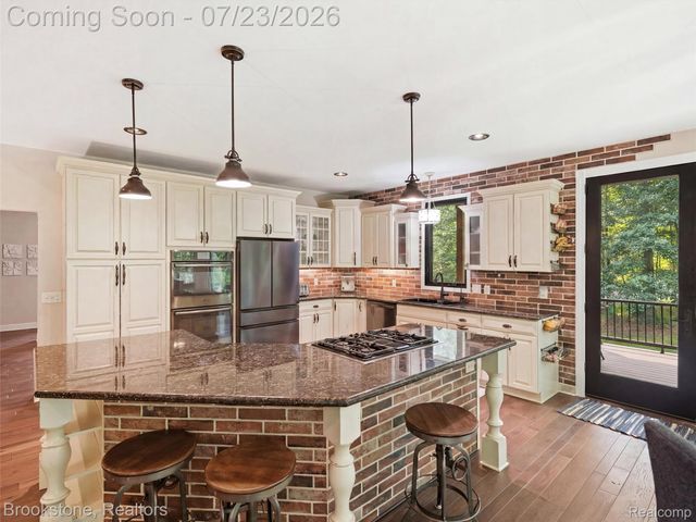 10218 Creekwood Trail, Springfield Charter Township, MI 48350