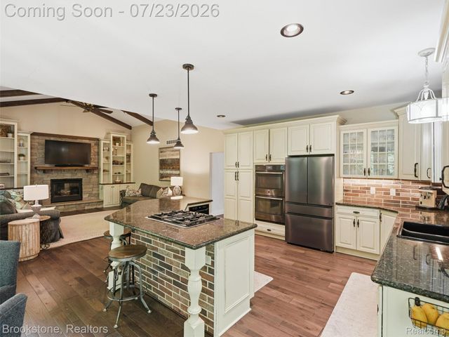10218 Creekwood Trail, Springfield Charter Township, MI 48350