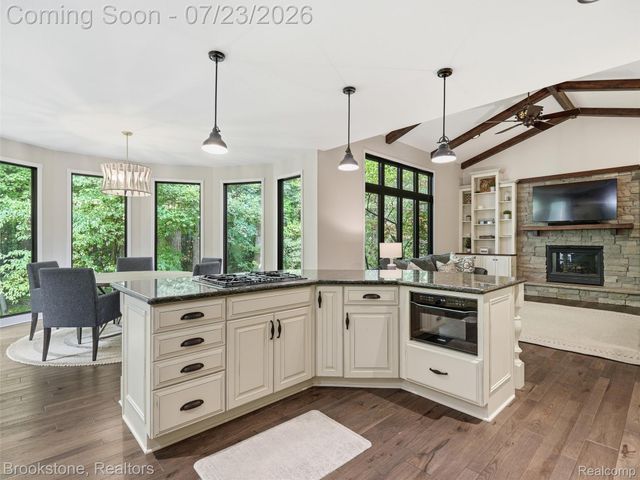 10218 Creekwood Trail, Springfield Charter Township, MI 48350