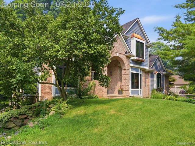 10218 Creekwood Trail, Springfield Charter Township, MI 48350
