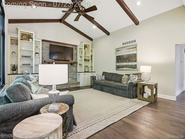 10218 Creekwood Trail, Springfield Charter Township, MI 48350