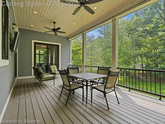 10218 Creekwood Trail, Springfield Charter Township, MI 48350