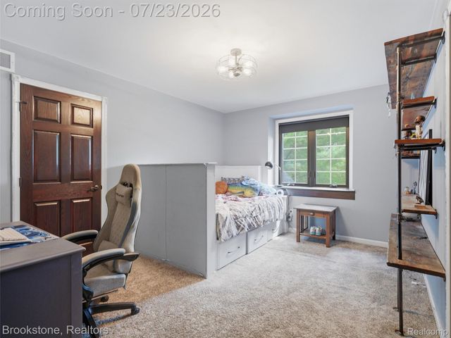 10218 Creekwood Trail, Springfield Charter Township, MI 48350
