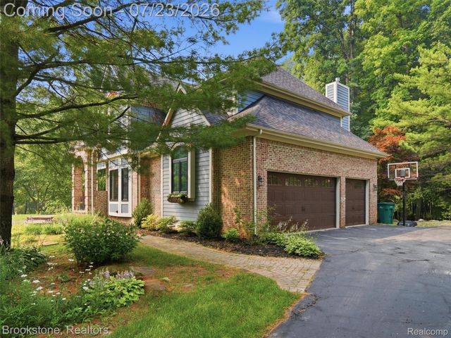 10218 Creekwood Trail, Springfield Charter Township, MI 48350