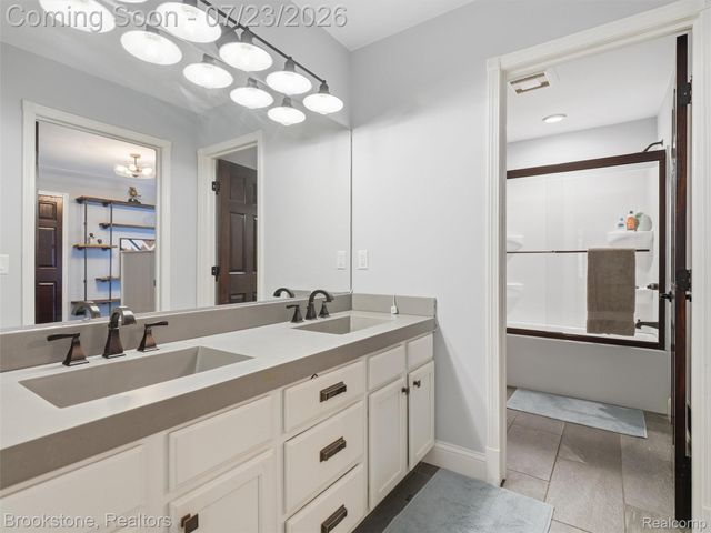 10218 Creekwood Trail, Springfield Charter Township, MI 48350