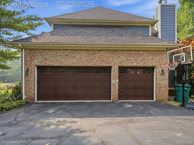 10218 Creekwood Trail, Springfield Charter Township, MI 48350