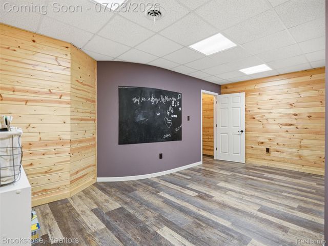 10218 Creekwood Trail, Springfield Charter Township, MI 48350