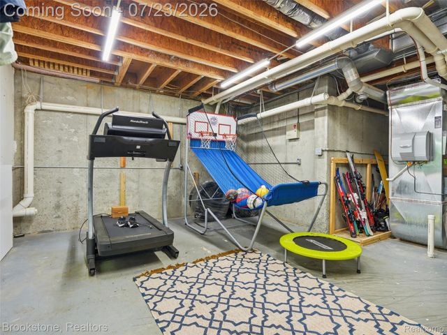 10218 Creekwood Trail, Springfield Charter Township, MI 48350