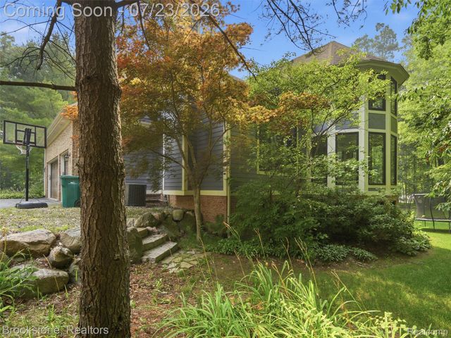 10218 Creekwood Trail, Springfield Charter Township, MI 48350