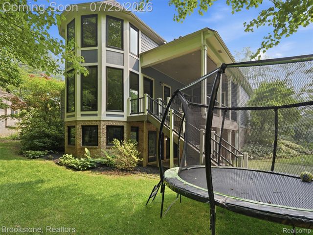 10218 Creekwood Trail, Springfield Charter Township, MI 48350