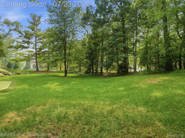 10218 Creekwood Trail, Springfield Charter Township, MI 48350