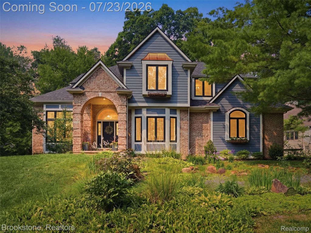 10218 Creekwood Trail, Springfield Charter Township, MI 48350