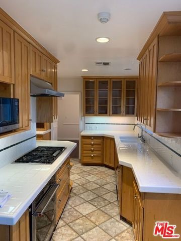 8585 AIRDROME Street, Los Angeles, CA 90035