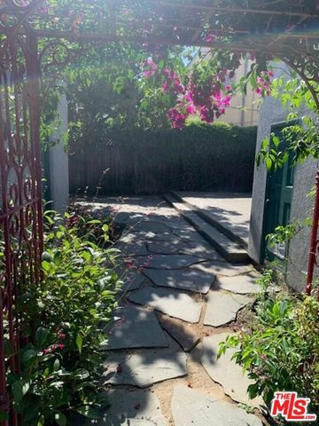 8585 AIRDROME Street, Los Angeles, CA 90035