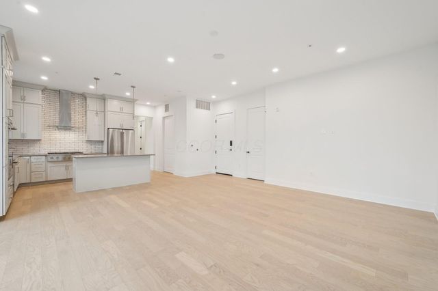 270 Dickenson Street, 302, Columbus, OH 43215