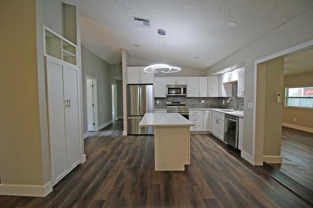 271 Naylor NE, Palm Bay, FL 32907