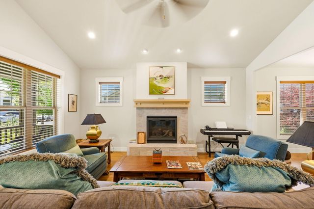 550 Windsong Way, Medford, OR 97504