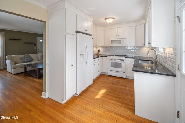 2212 Niskayuna Drive, Niskayuna, NY 12309