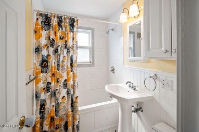 2212 Niskayuna Drive, Niskayuna, NY 12309