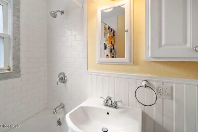 2212 Niskayuna Drive, Niskayuna, NY 12309