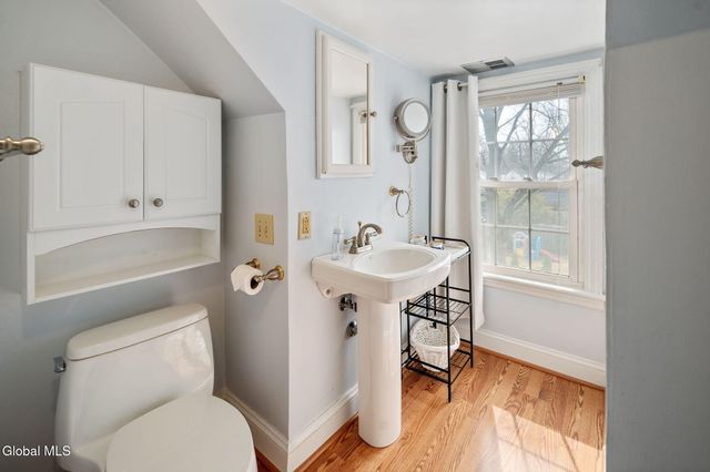 2212 Niskayuna Drive, Niskayuna, NY 12309